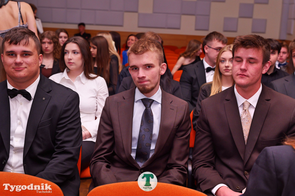 ZSLiA w Tucholi. Pożegnanie absolwentów, łzy wzruszenia