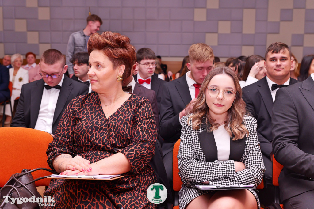 ZSLiA w Tucholi. Pożegnanie absolwentów, łzy wzruszenia