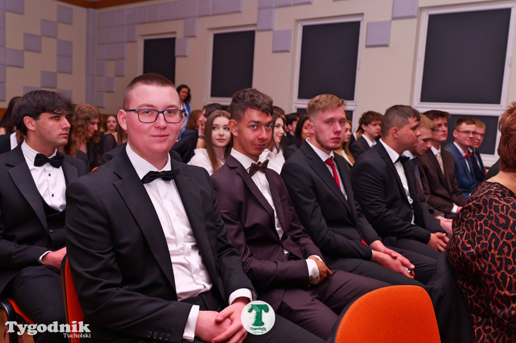 ZSLiA w Tucholi. Pożegnanie absolwentów, łzy wzruszenia