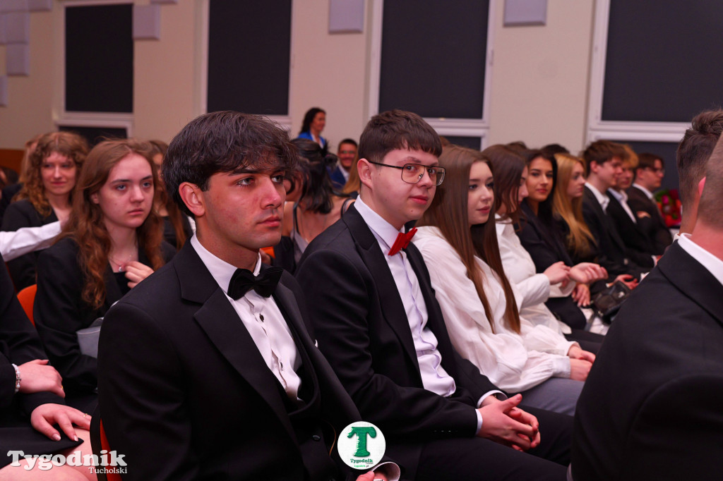 ZSLiA w Tucholi. Pożegnanie absolwentów, łzy wzruszenia