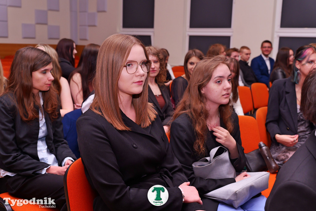 ZSLiA w Tucholi. Pożegnanie absolwentów, łzy wzruszenia