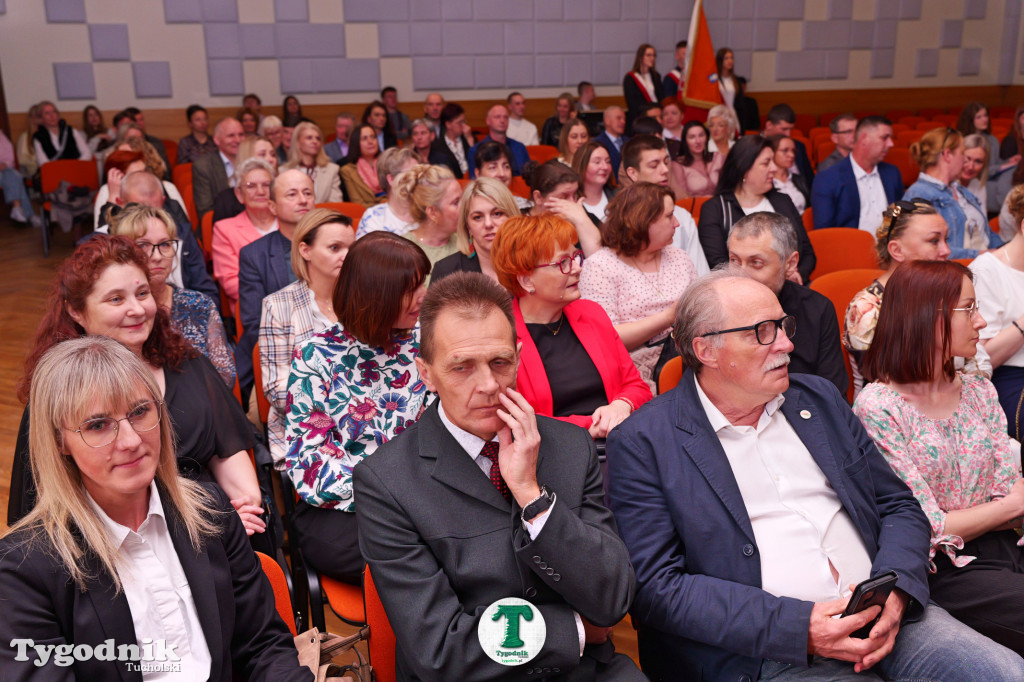 ZSLiA w Tucholi. Pożegnanie absolwentów, łzy wzruszenia