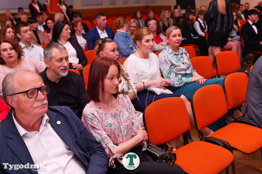 ZSLiA w Tucholi. Pożegnanie absolwentów, łzy wzruszenia