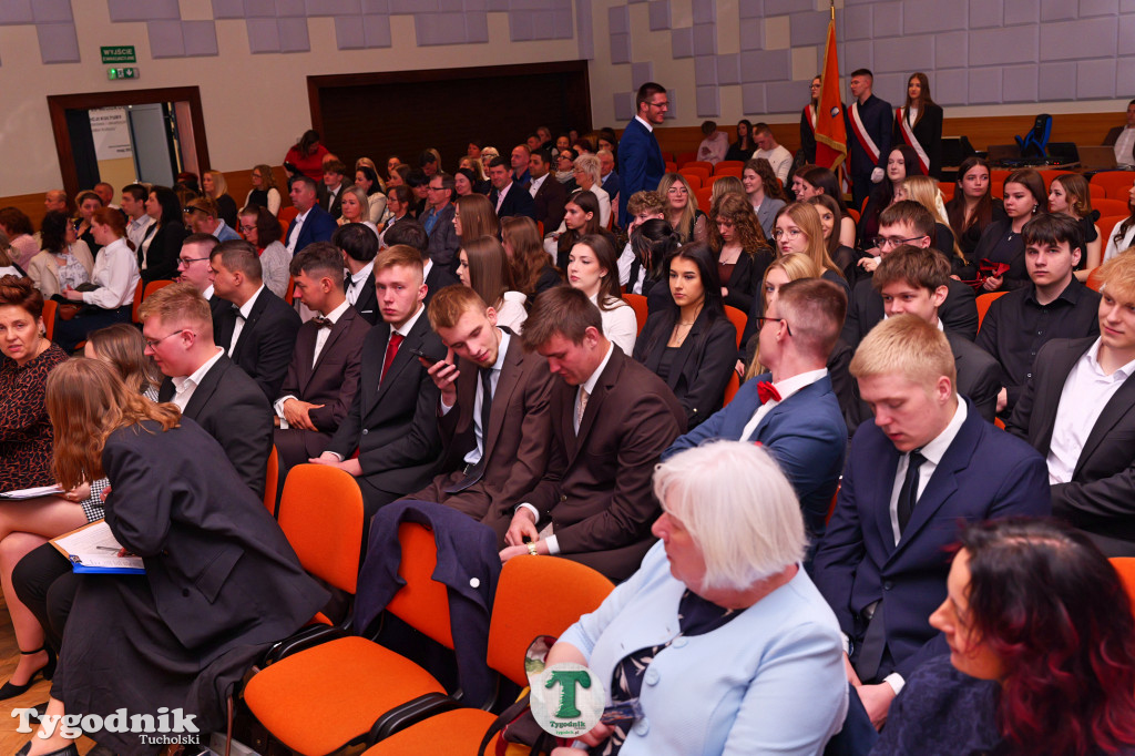 ZSLiA w Tucholi. Pożegnanie absolwentów, łzy wzruszenia