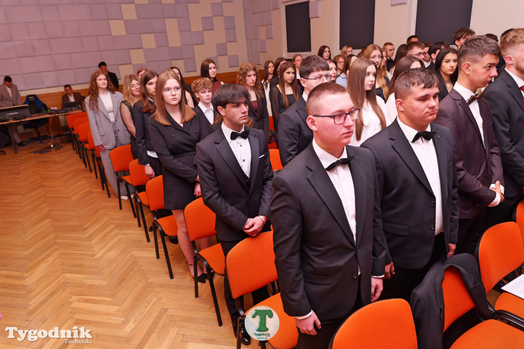 ZSLiA w Tucholi. Pożegnanie absolwentów, łzy wzruszenia