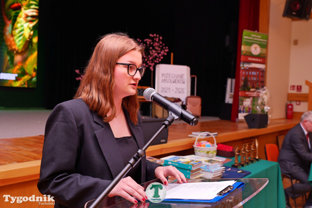ZSLiA w Tucholi. Pożegnanie absolwentów, łzy wzruszenia
