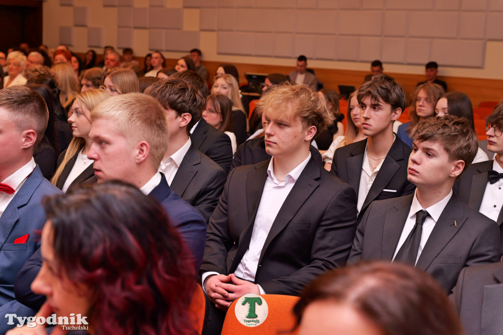 ZSLiA w Tucholi. Pożegnanie absolwentów, łzy wzruszenia