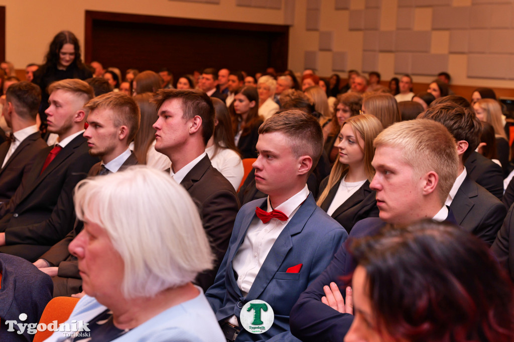 ZSLiA w Tucholi. Pożegnanie absolwentów, łzy wzruszenia