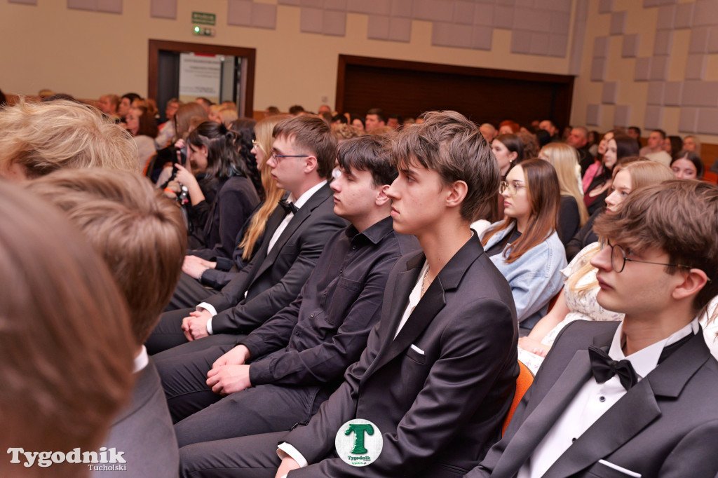 ZSLiA w Tucholi. Pożegnanie absolwentów, łzy wzruszenia