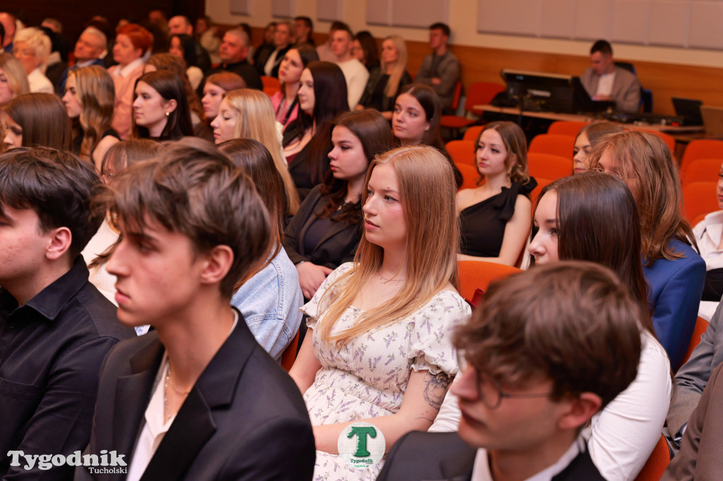 ZSLiA w Tucholi. Pożegnanie absolwentów, łzy wzruszenia