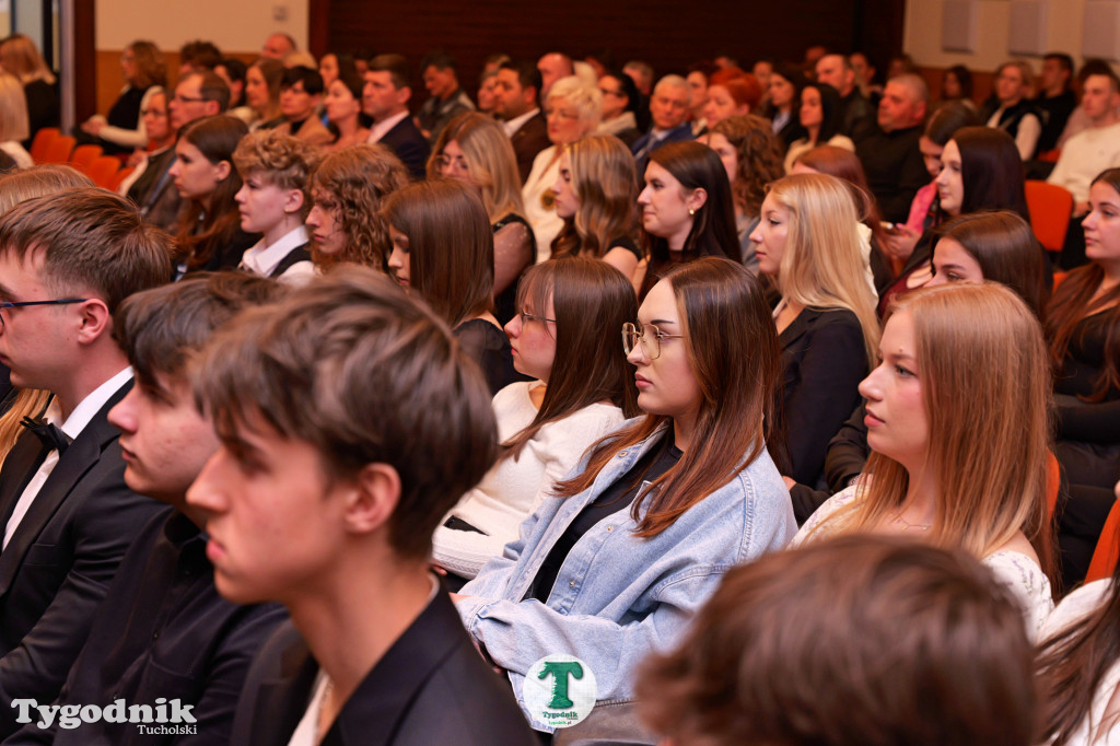 ZSLiA w Tucholi. Pożegnanie absolwentów, łzy wzruszenia