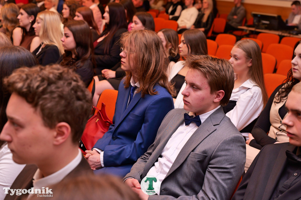 ZSLiA w Tucholi. Pożegnanie absolwentów, łzy wzruszenia