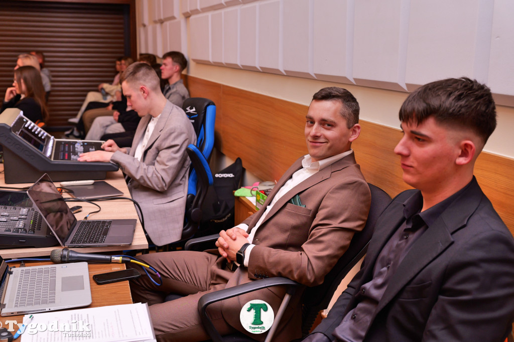 ZSLiA w Tucholi. Pożegnanie absolwentów, łzy wzruszenia