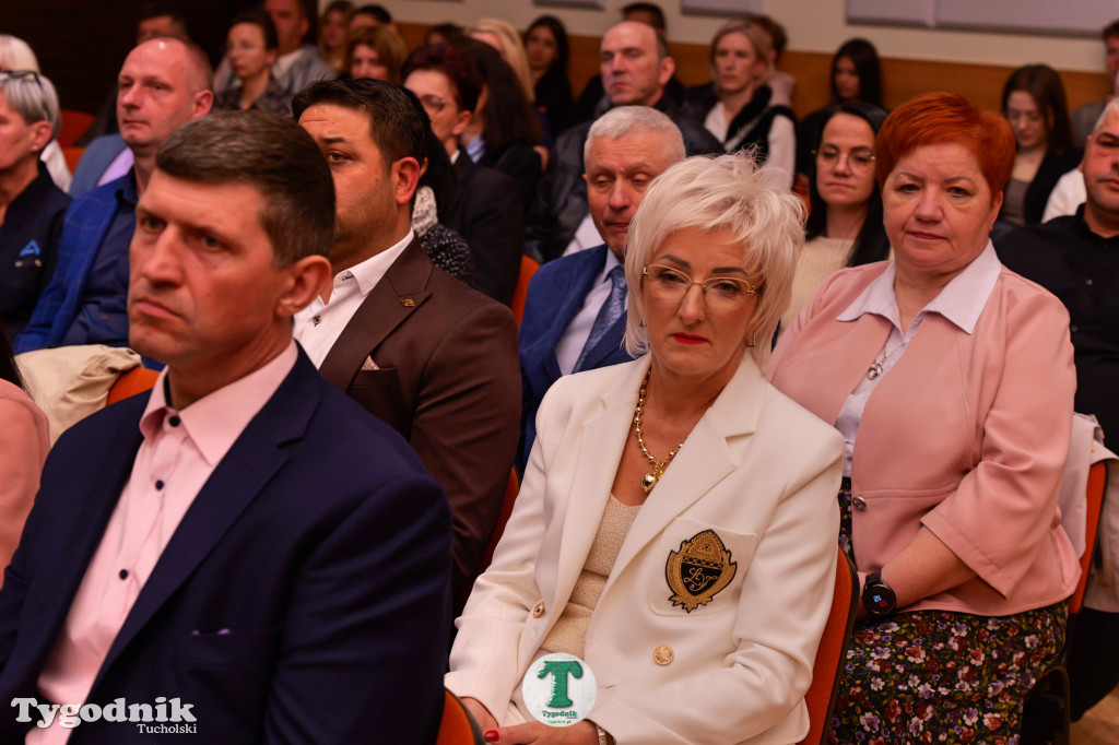 ZSLiA w Tucholi. Pożegnanie absolwentów, łzy wzruszenia