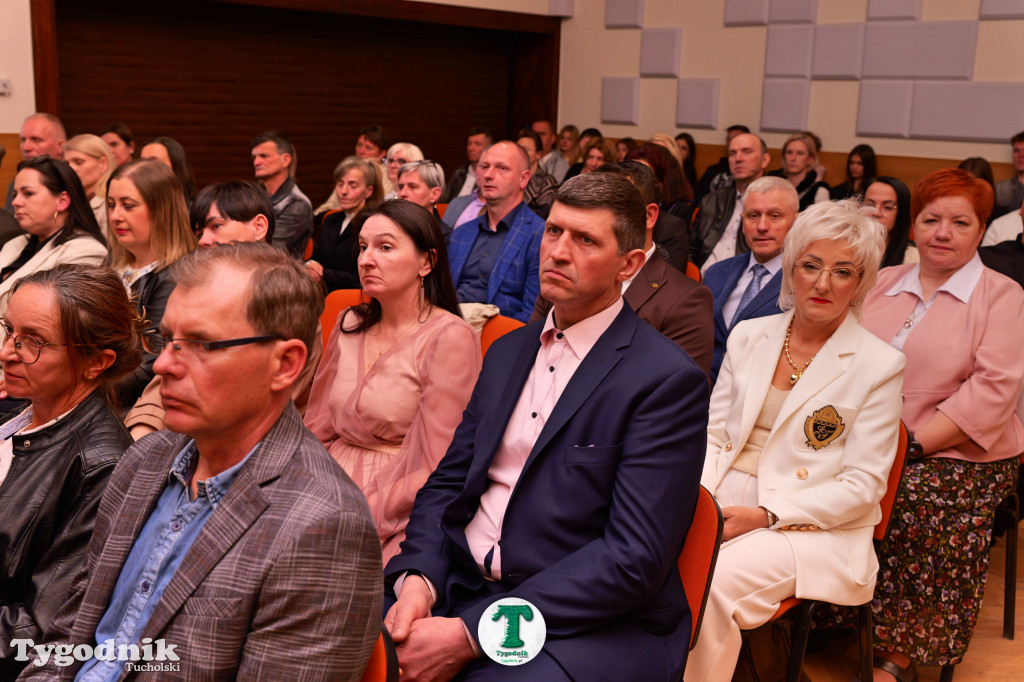 ZSLiA w Tucholi. Pożegnanie absolwentów, łzy wzruszenia