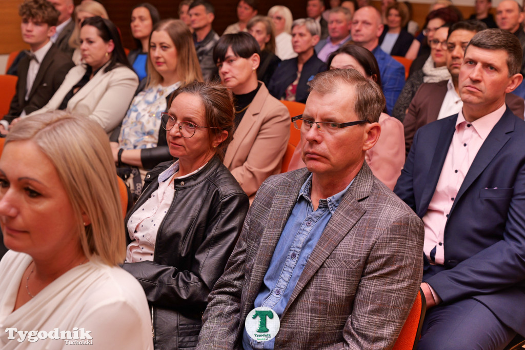 ZSLiA w Tucholi. Pożegnanie absolwentów, łzy wzruszenia