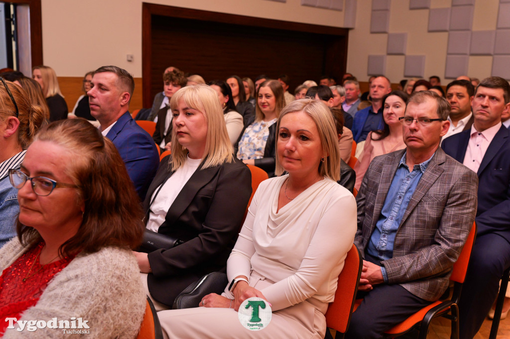 ZSLiA w Tucholi. Pożegnanie absolwentów, łzy wzruszenia