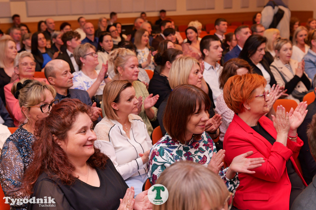 ZSLiA w Tucholi. Pożegnanie absolwentów, łzy wzruszenia