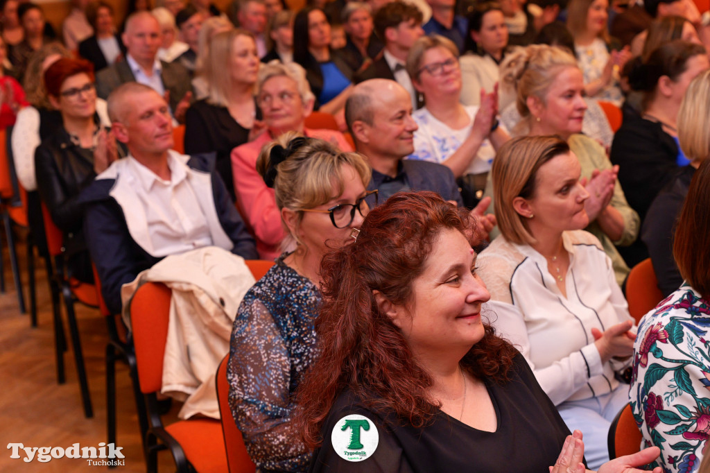 ZSLiA w Tucholi. Pożegnanie absolwentów, łzy wzruszenia