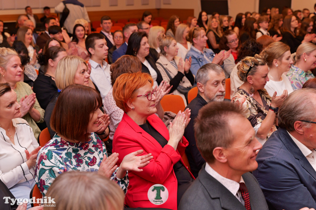 ZSLiA w Tucholi. Pożegnanie absolwentów, łzy wzruszenia