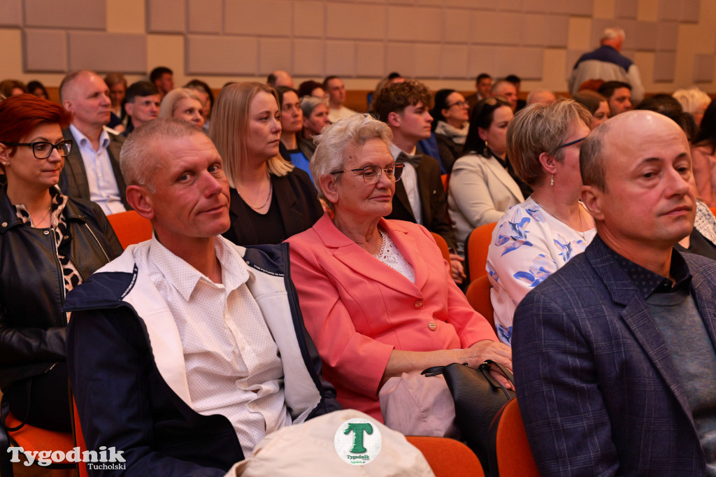 ZSLiA w Tucholi. Pożegnanie absolwentów, łzy wzruszenia