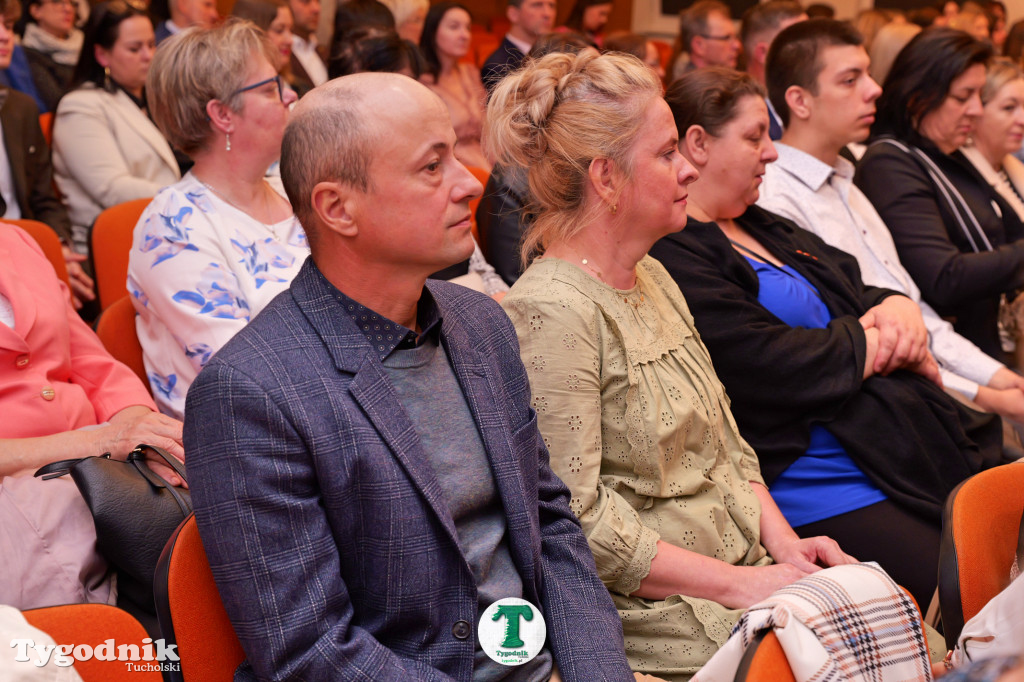 ZSLiA w Tucholi. Pożegnanie absolwentów, łzy wzruszenia