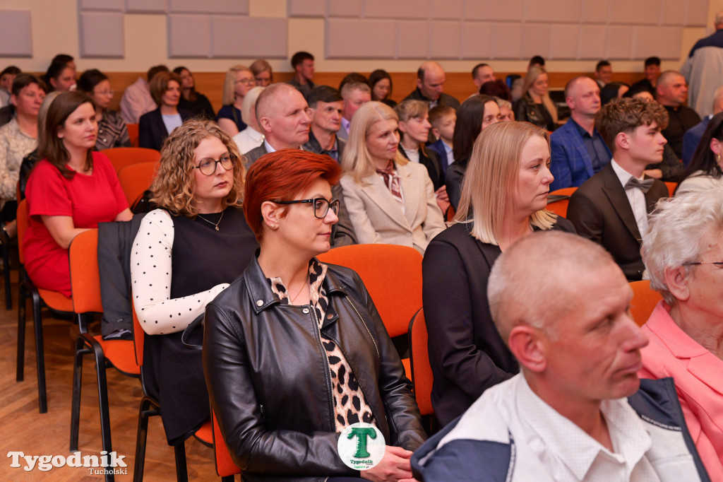 ZSLiA w Tucholi. Pożegnanie absolwentów, łzy wzruszenia