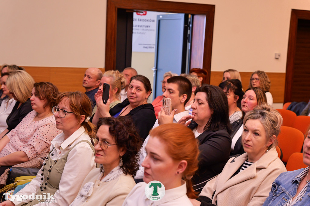 ZSLiA w Tucholi. Pożegnanie absolwentów, łzy wzruszenia