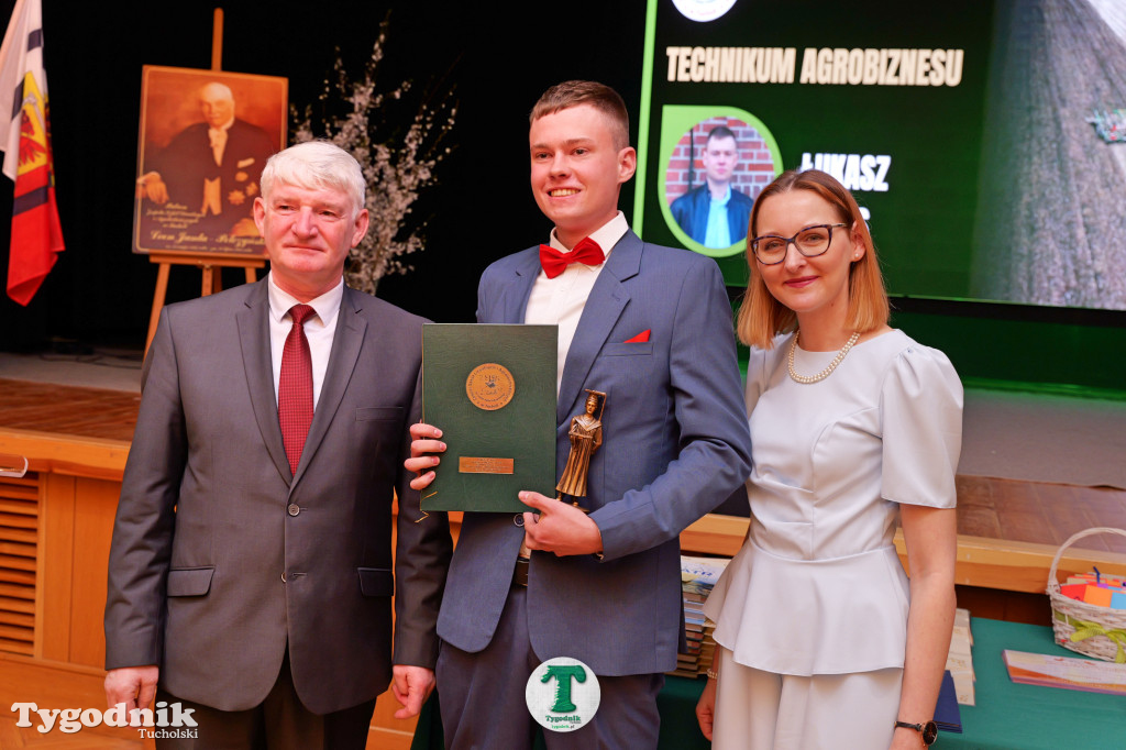 ZSLiA w Tucholi. Pożegnanie absolwentów, łzy wzruszenia