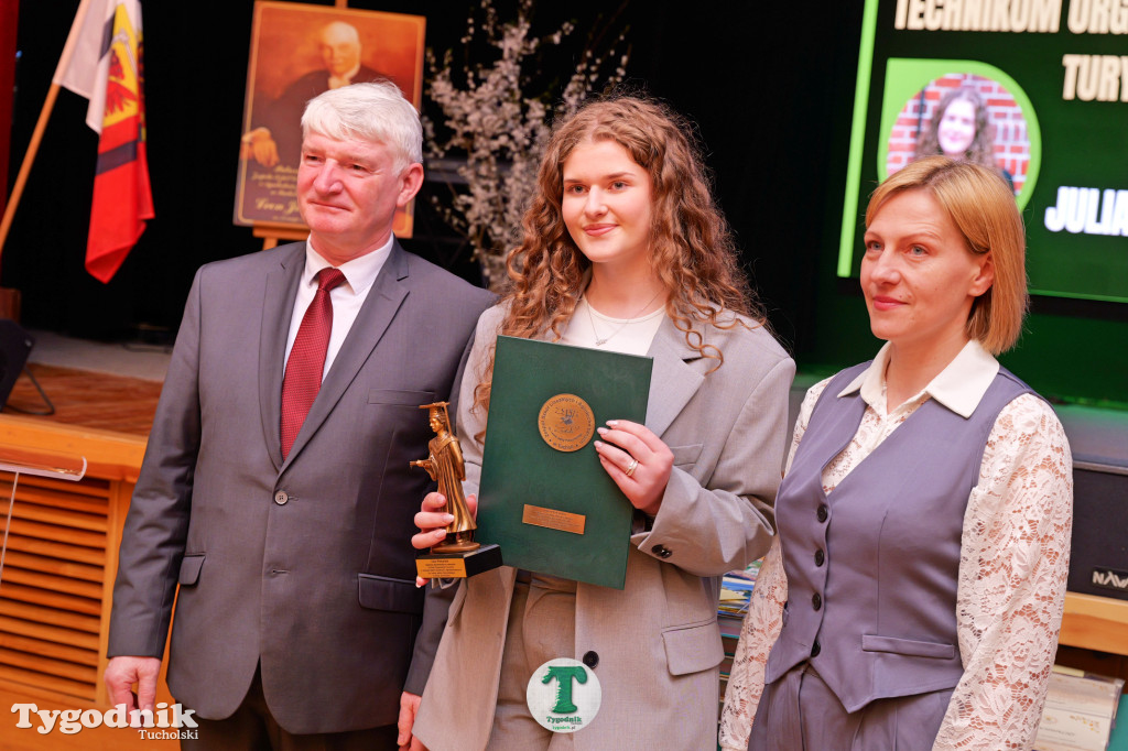 ZSLiA w Tucholi. Pożegnanie absolwentów, łzy wzruszenia