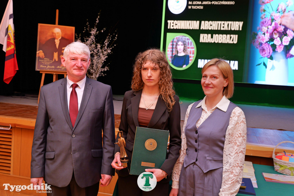 ZSLiA w Tucholi. Pożegnanie absolwentów, łzy wzruszenia