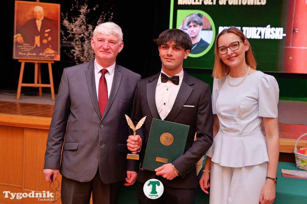 ZSLiA w Tucholi. Pożegnanie absolwentów, łzy wzruszenia