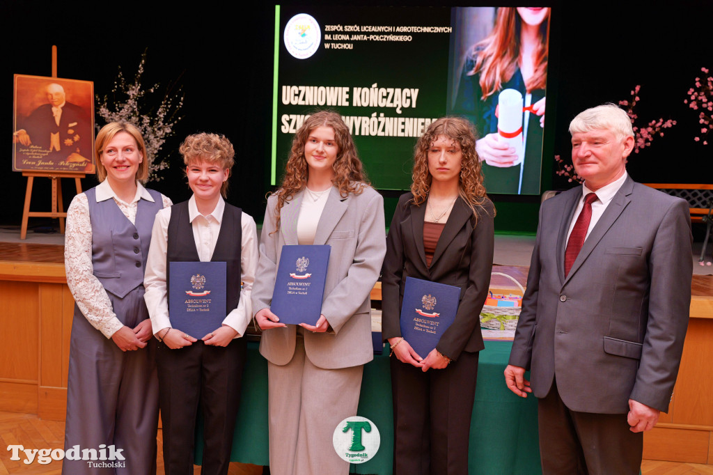 ZSLiA w Tucholi. Pożegnanie absolwentów, łzy wzruszenia