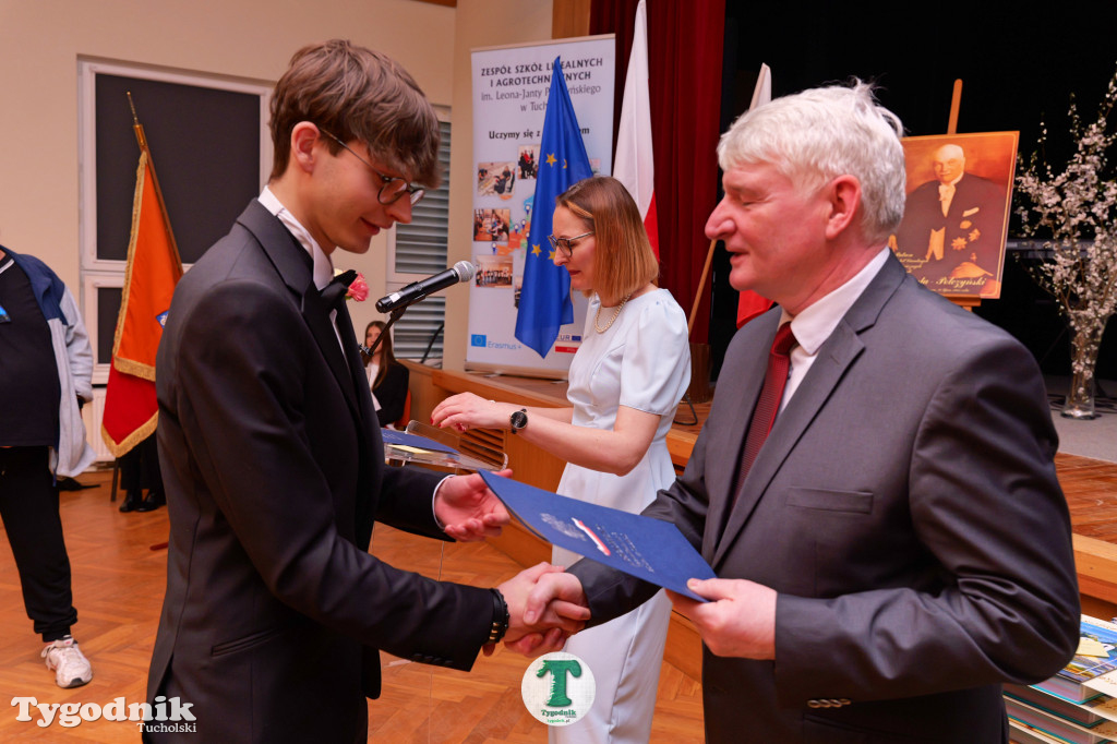 ZSLiA w Tucholi. Pożegnanie absolwentów, łzy wzruszenia