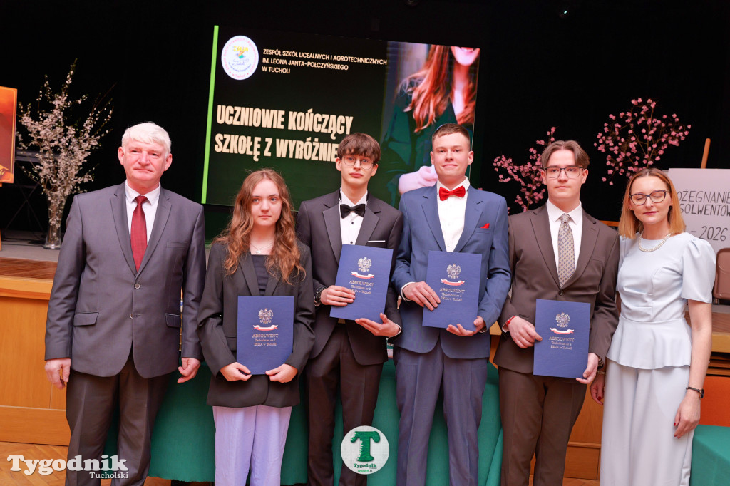 ZSLiA w Tucholi. Pożegnanie absolwentów, łzy wzruszenia