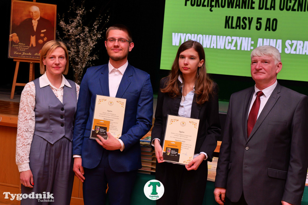 ZSLiA w Tucholi. Pożegnanie absolwentów, łzy wzruszenia