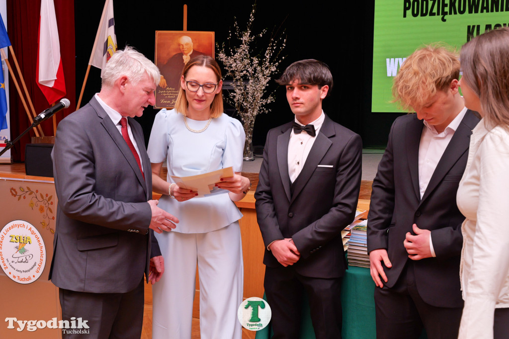 ZSLiA w Tucholi. Pożegnanie absolwentów, łzy wzruszenia