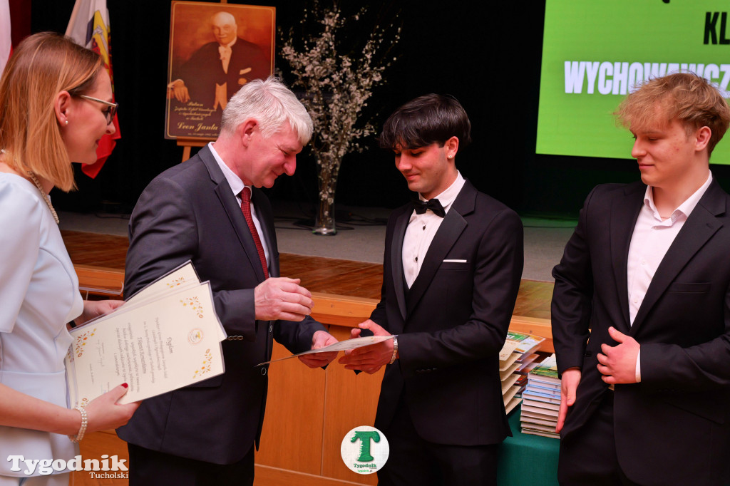 ZSLiA w Tucholi. Pożegnanie absolwentów, łzy wzruszenia