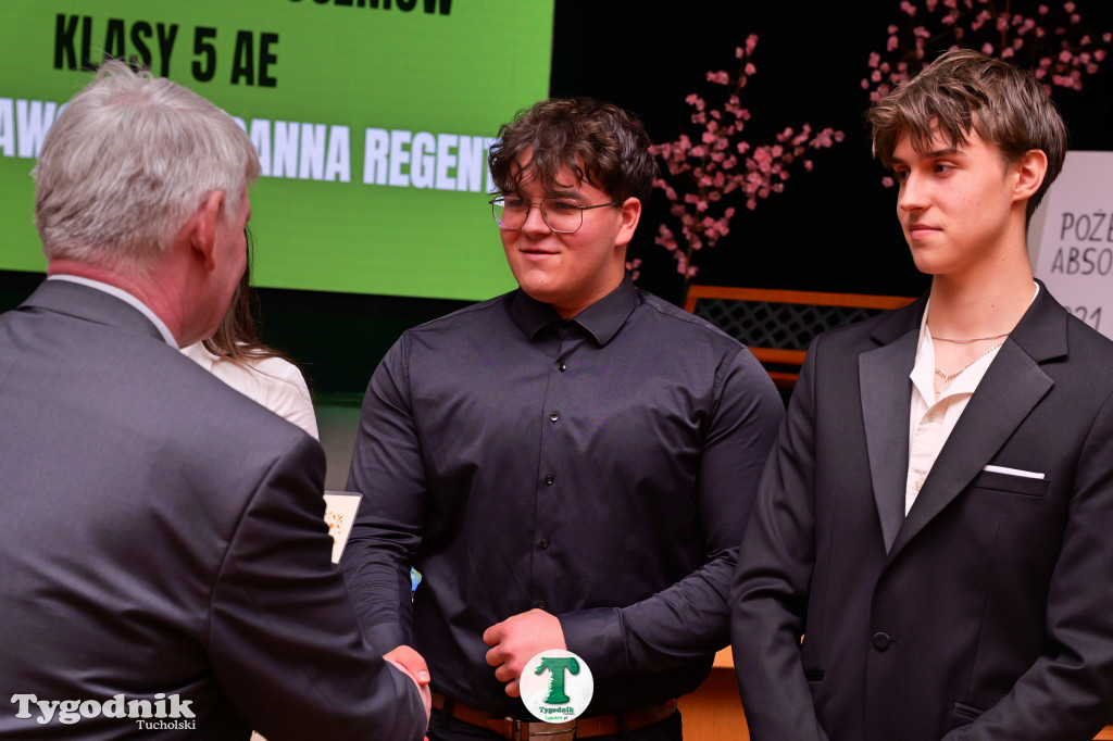 ZSLiA w Tucholi. Pożegnanie absolwentów, łzy wzruszenia