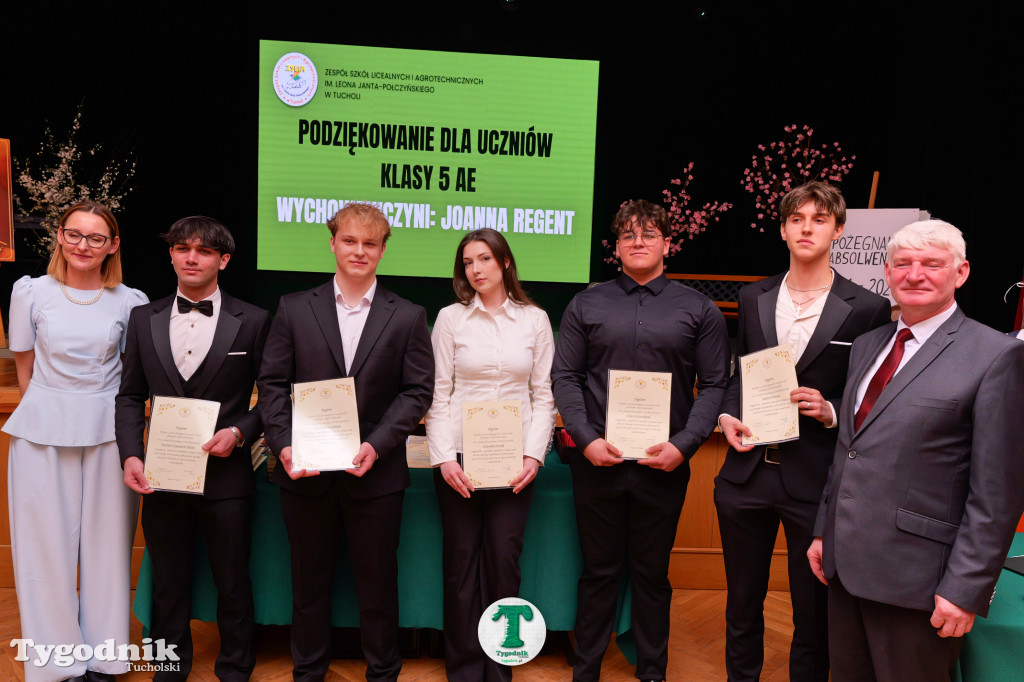ZSLiA w Tucholi. Pożegnanie absolwentów, łzy wzruszenia