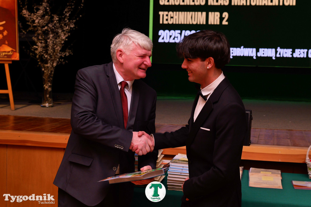 ZSLiA w Tucholi. Pożegnanie absolwentów, łzy wzruszenia