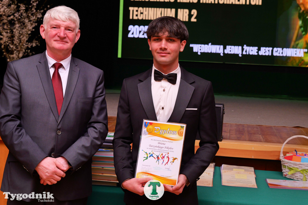 ZSLiA w Tucholi. Pożegnanie absolwentów, łzy wzruszenia