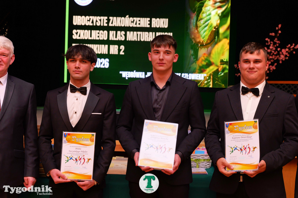 ZSLiA w Tucholi. Pożegnanie absolwentów, łzy wzruszenia