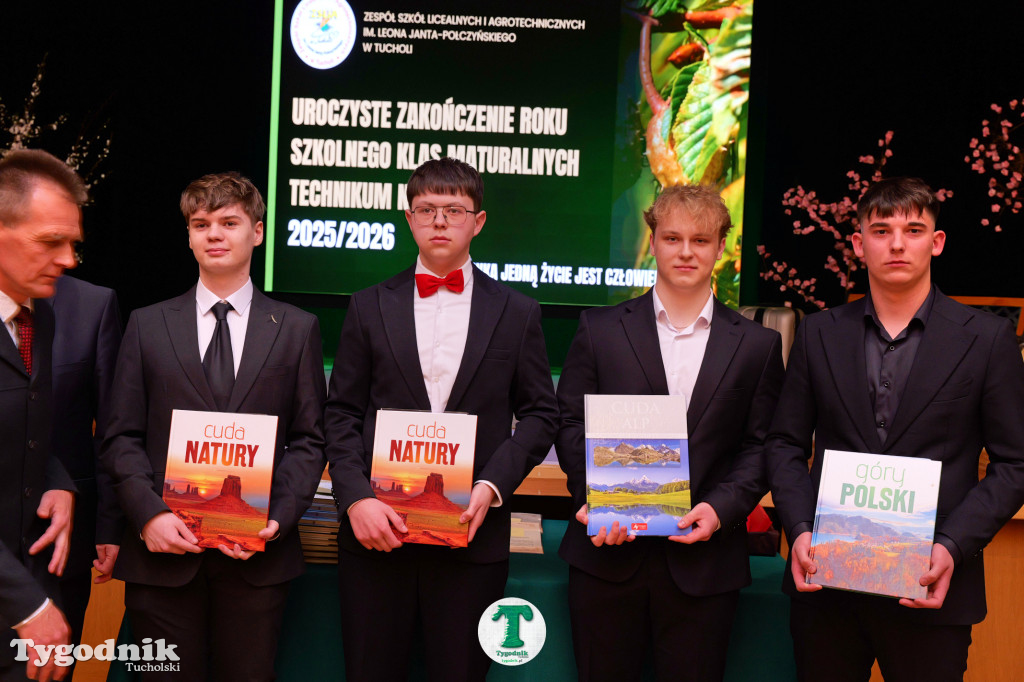 ZSLiA w Tucholi. Pożegnanie absolwentów, łzy wzruszenia