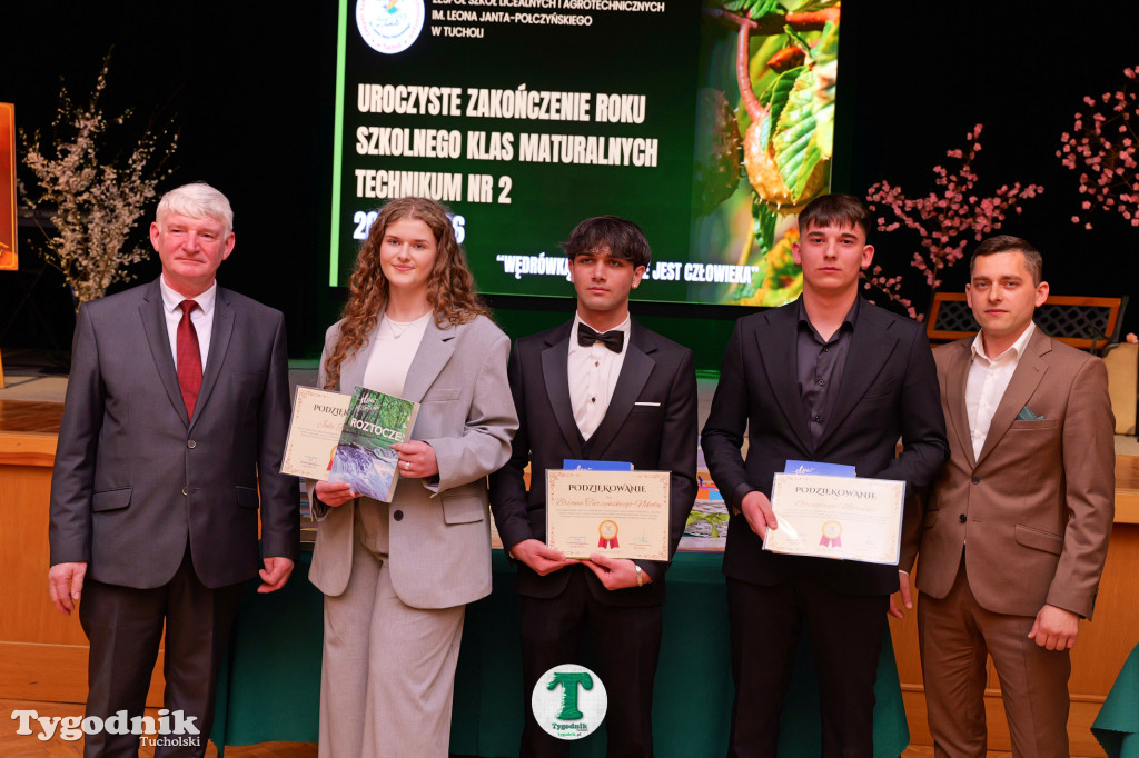 ZSLiA w Tucholi. Pożegnanie absolwentów, łzy wzruszenia