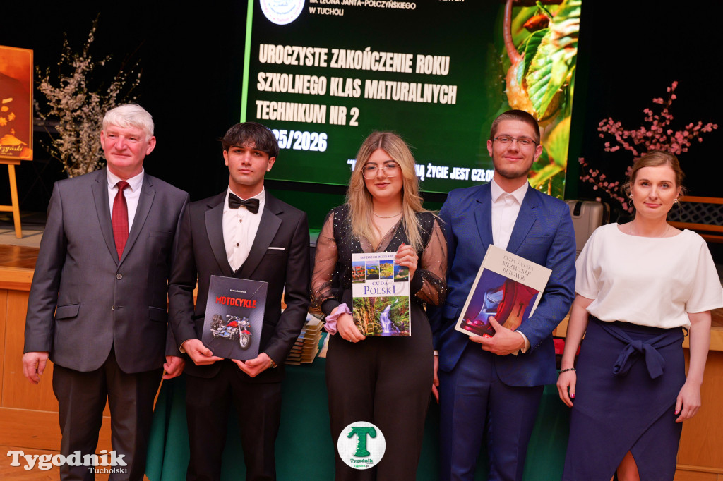 ZSLiA w Tucholi. Pożegnanie absolwentów, łzy wzruszenia