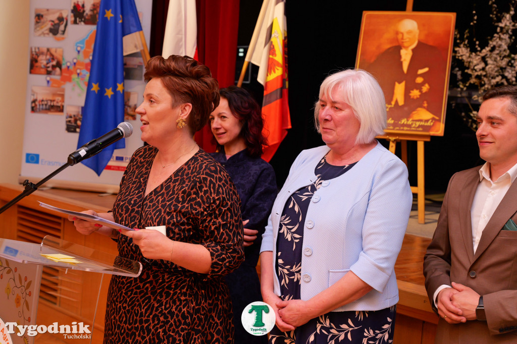 ZSLiA w Tucholi. Pożegnanie absolwentów, łzy wzruszenia