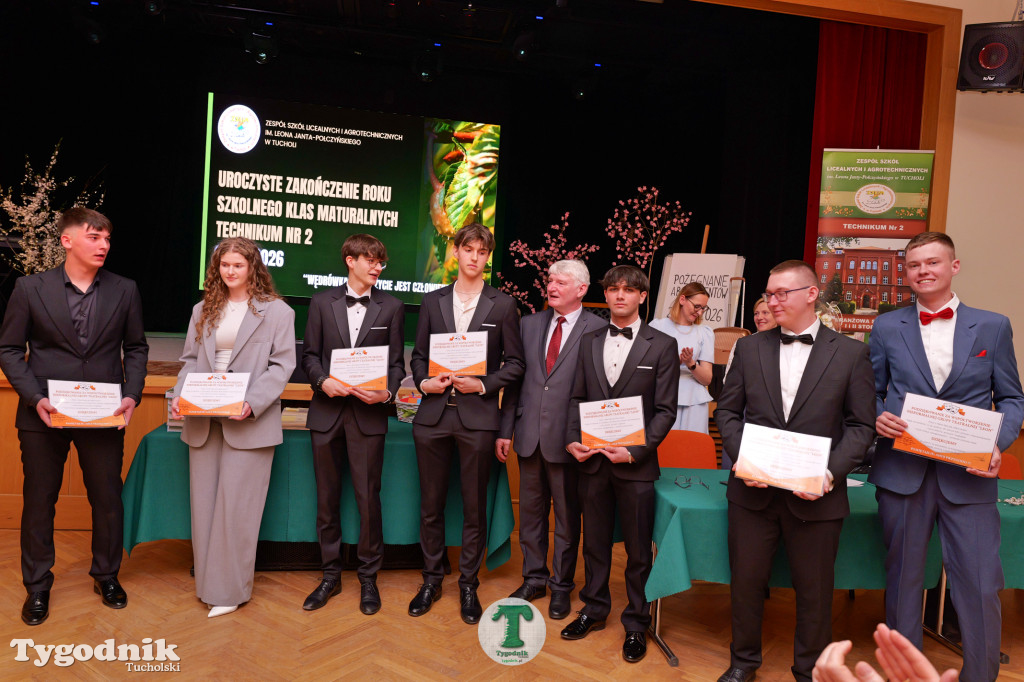 ZSLiA w Tucholi. Pożegnanie absolwentów, łzy wzruszenia