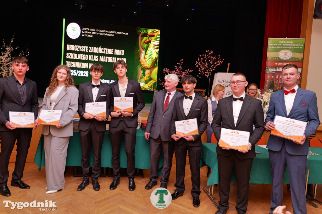 ZSLiA w Tucholi. Pożegnanie absolwentów, łzy wzruszenia