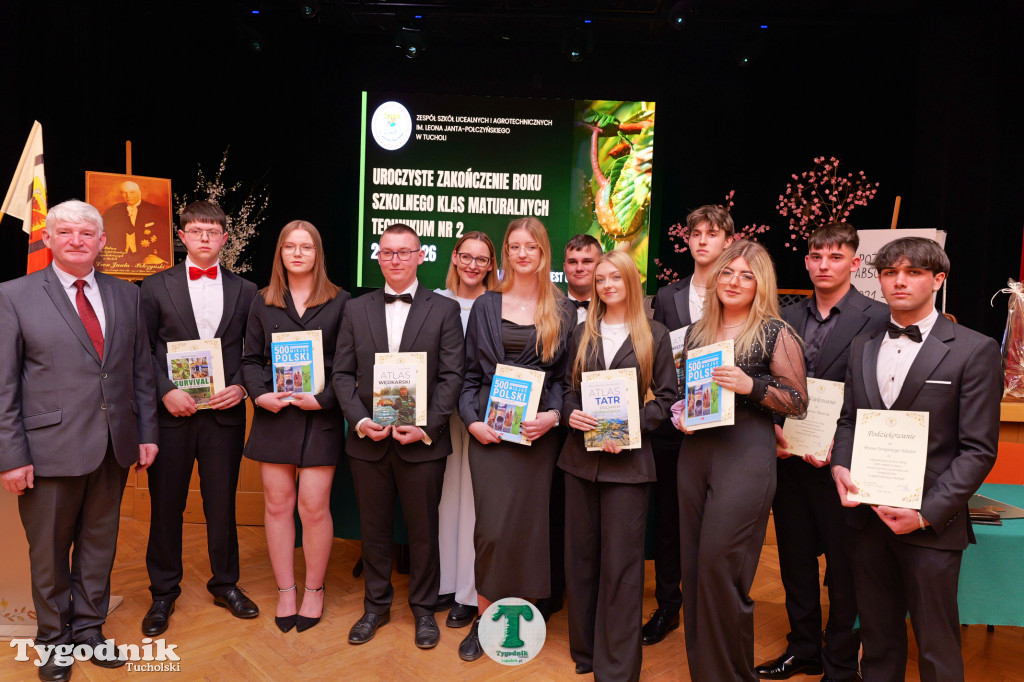 ZSLiA w Tucholi. Pożegnanie absolwentów, łzy wzruszenia